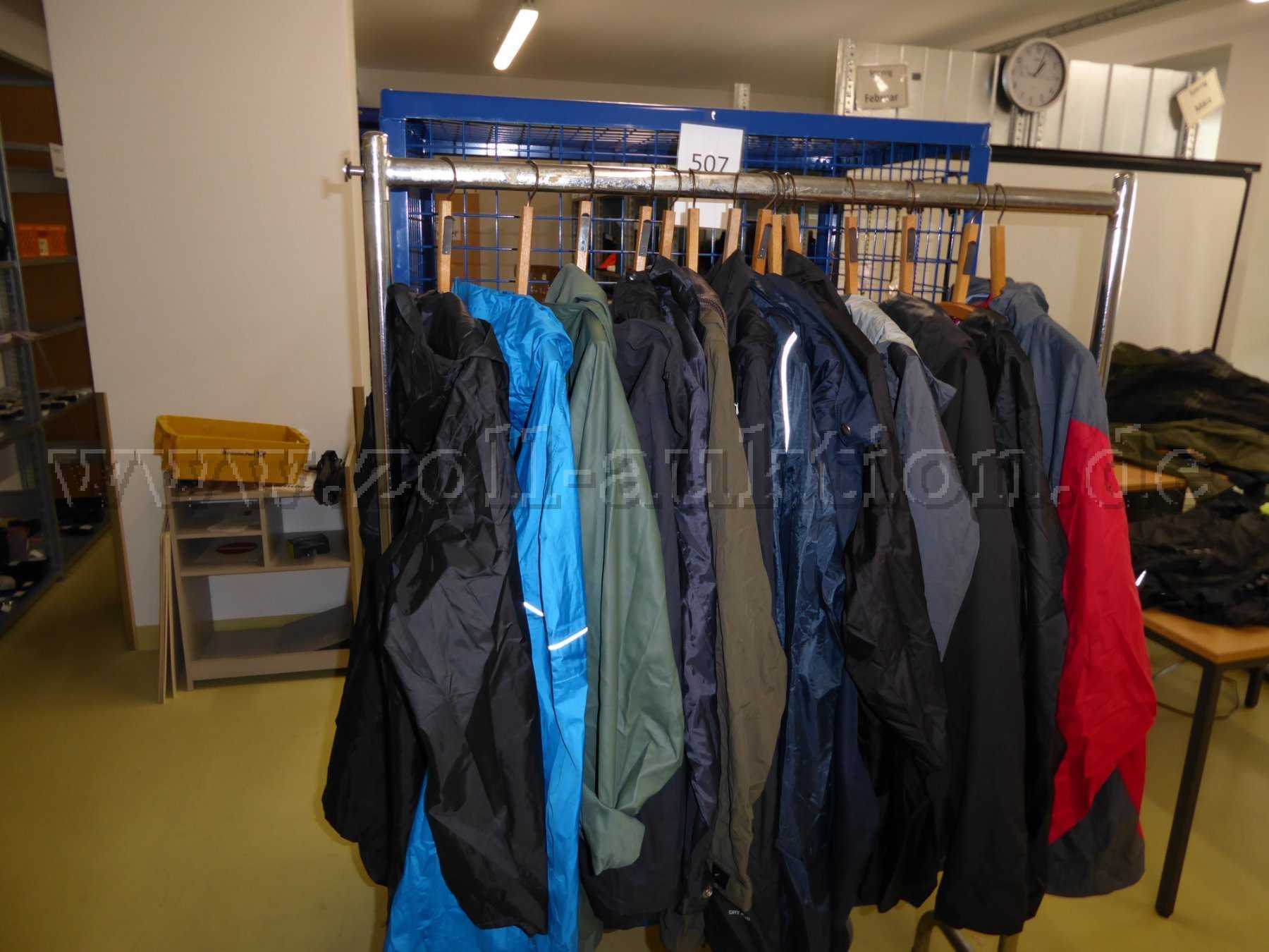 Konvolut aus 14 Regenjacken