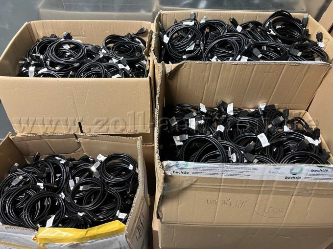 Kabel in Kartons