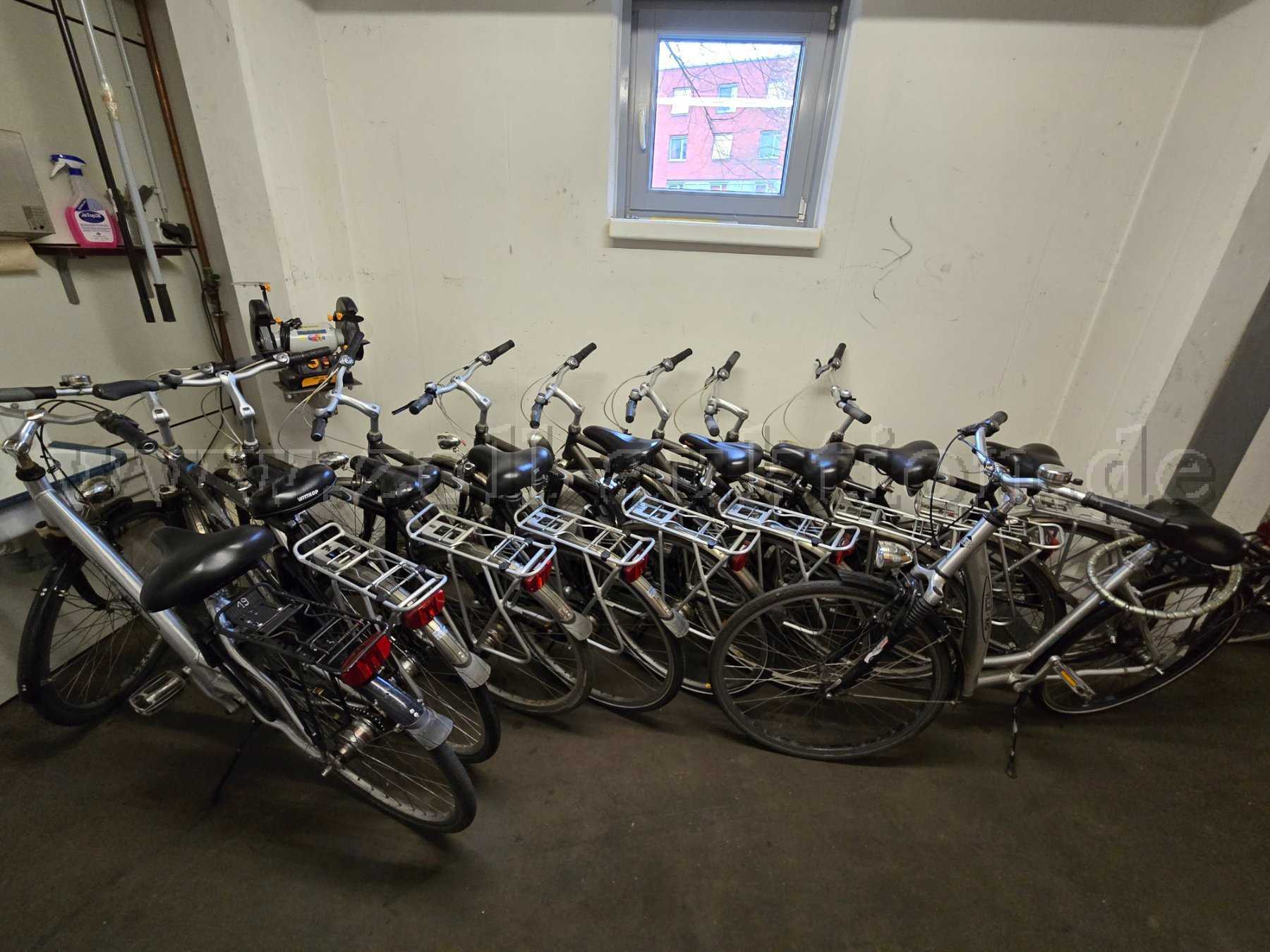 Frontalansicht aller Fahrräder