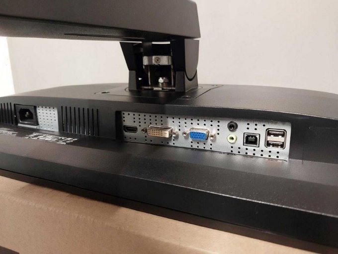 Fujitsu B24 Pro
Ansicht von den Anschlüssen
Bild beispielhaft