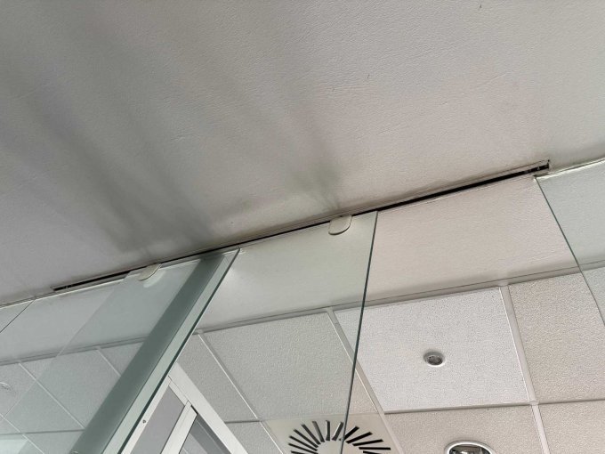 Schiebevorrichtung an der Decke zu der 2,95m hohen Tür