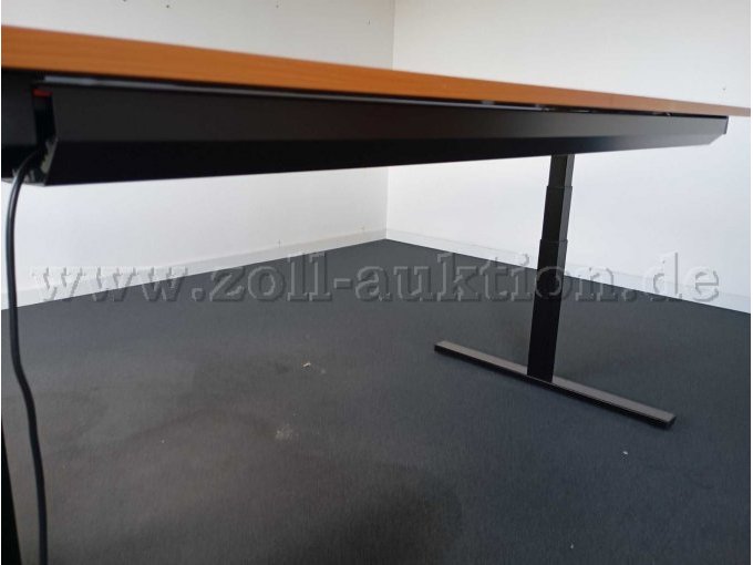 Ansicht Kabelabdeckung unter dem Schreibtisch und Untergestell.