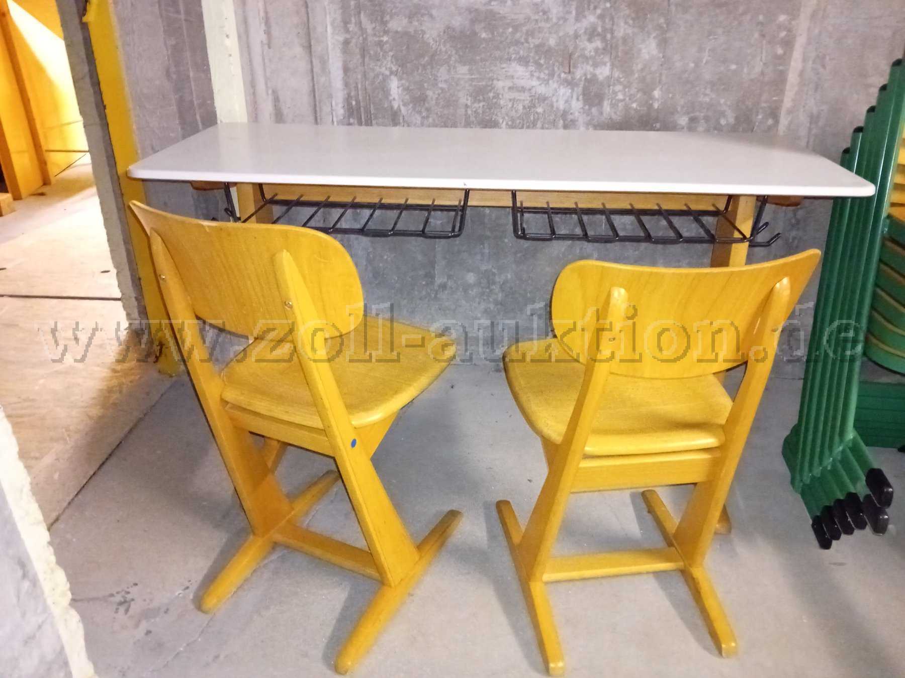 Tisch mit 2 Stühlen