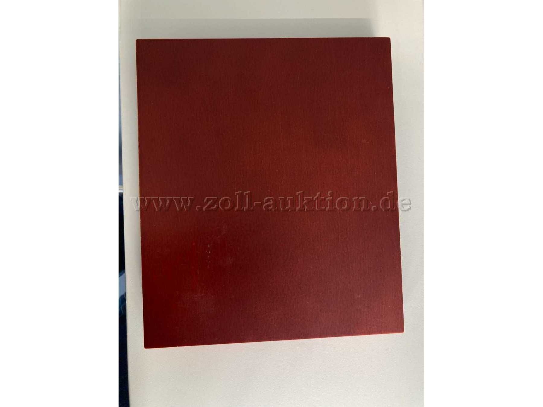 Holzbox, in der die Münzen verpackt sind.