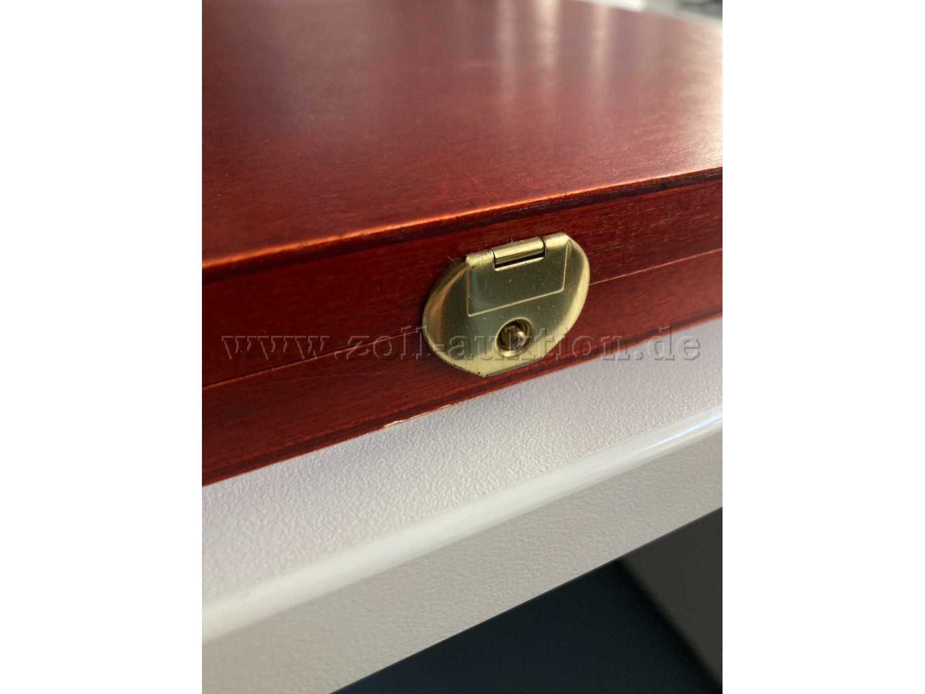 Holzbox, in der die Münzen verpackt sind.