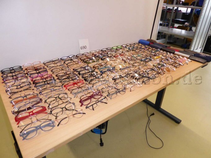 Konvolut aus 150 Brillen und 15 Brillenetuis