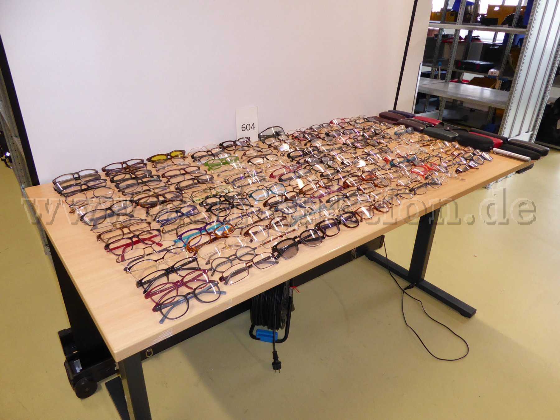 Konvolut aus 150 Brillen und 15 Brillenetuis