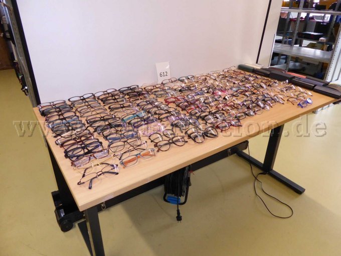 Konvolut aus 150 Brillen und 15 Brillenetuis