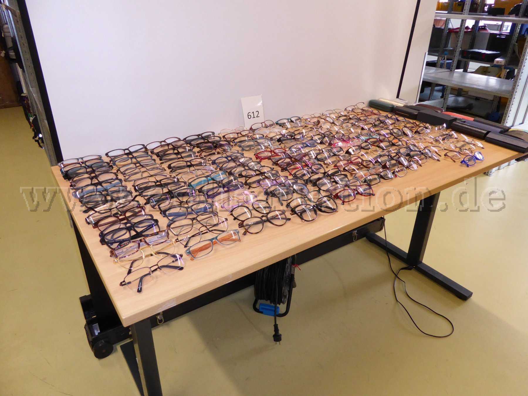Konvolut aus 150 Brillen und 15 Brillenetuis