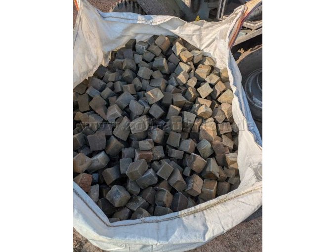 Natursteinpflaster gelagert in Big Bag