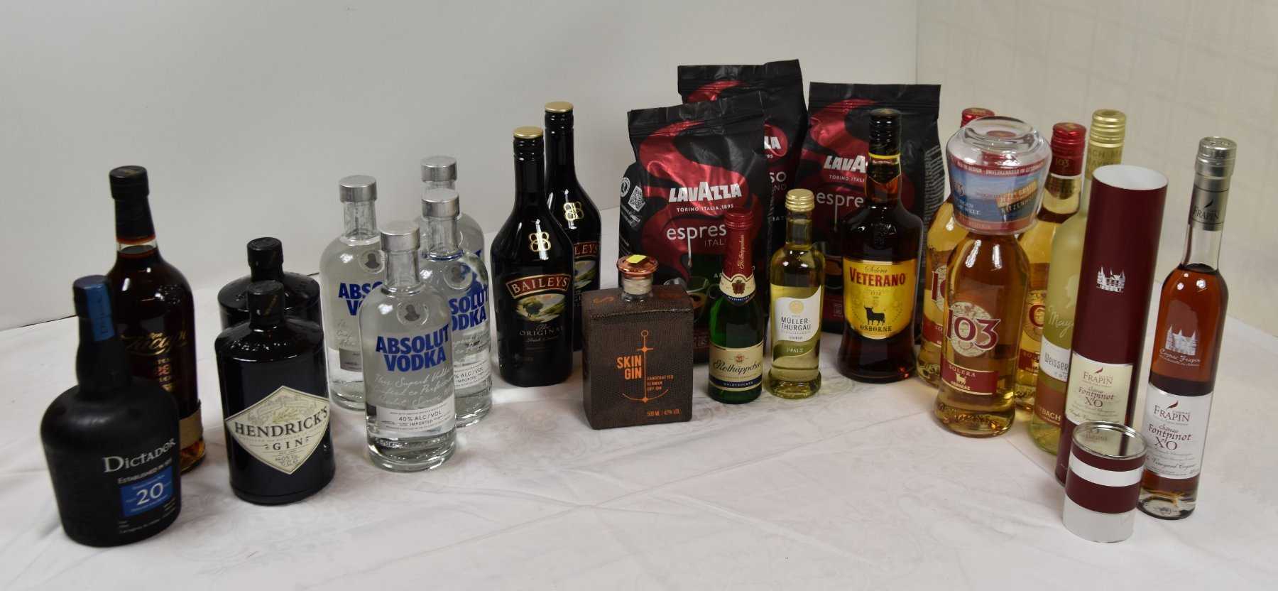 16 bouteilles de spiritueux, 2 bouteilles de vin, 1 bouteille de mousseux & 3 paquets de café