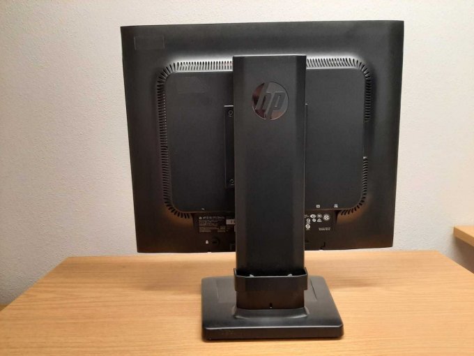 HP Elite Display  E 190i