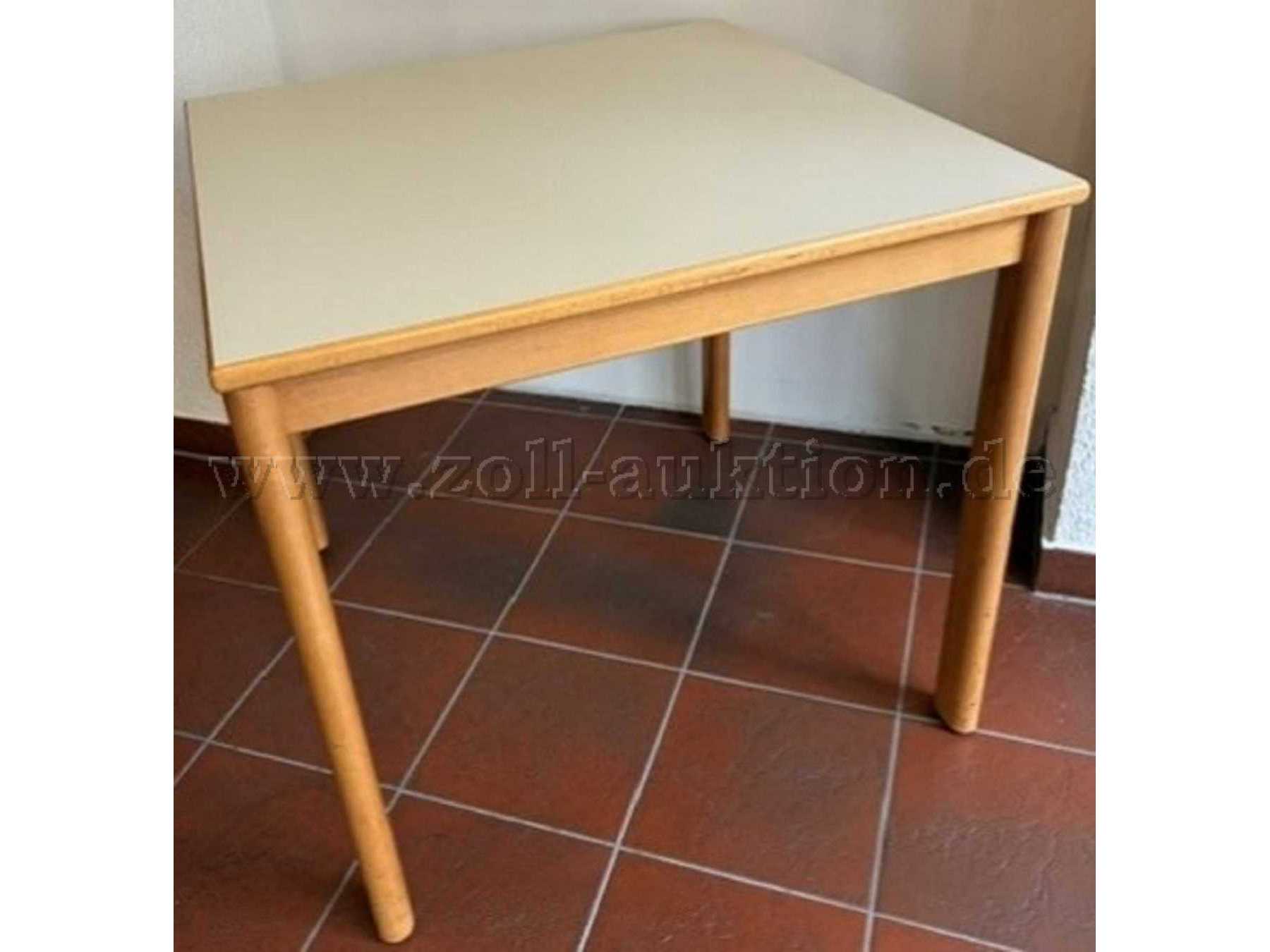 Tisch frontal