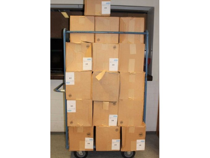 Übersicht der Kartons, Rollcontainer ist nicht Bestandteil der Auktion