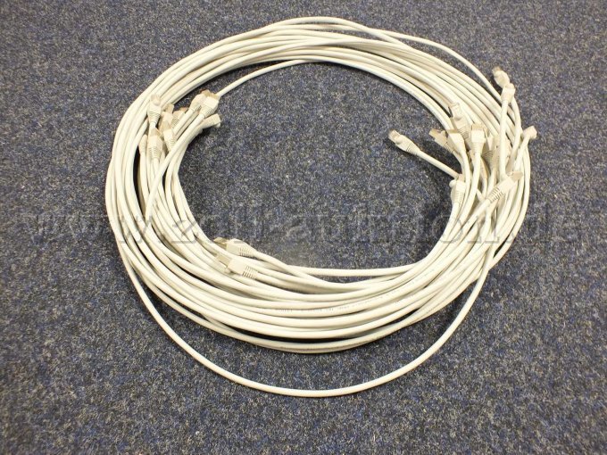 Gesamtansicht der 16 Blueline Patchkabel CAT 6, 2 Meter