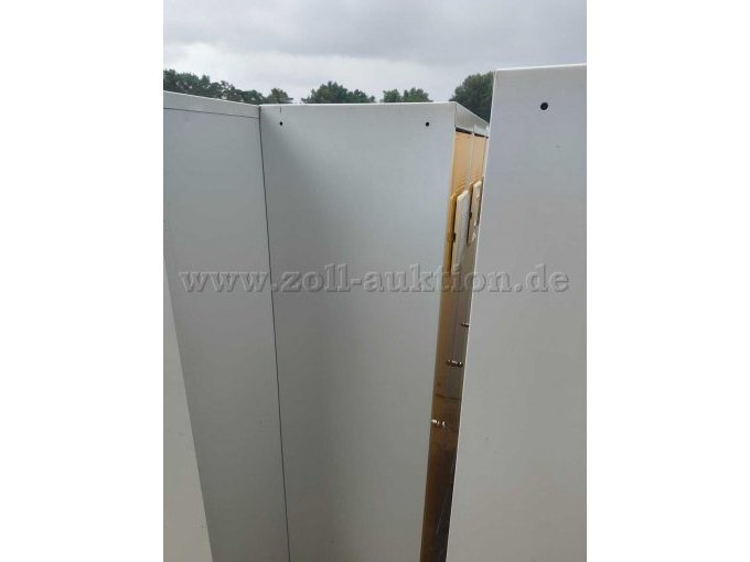 Grauer Spind mit gelben Türen und fünf Fächern, jedes Fach hat einen silbernen Spindöffner und Schild für Namen, Nummern oder Ähnlichen.