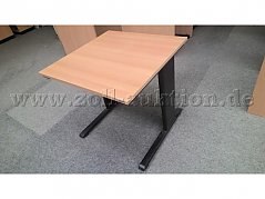 Foto von einem Schreibtisch (80x80 cm) mit quadratischer Tischplatte in Buchenoptik und schwarzem Metallgestell. Sichtbare Gebrauchsspuren wie Kratzer, Staub und Verschmutzungen.