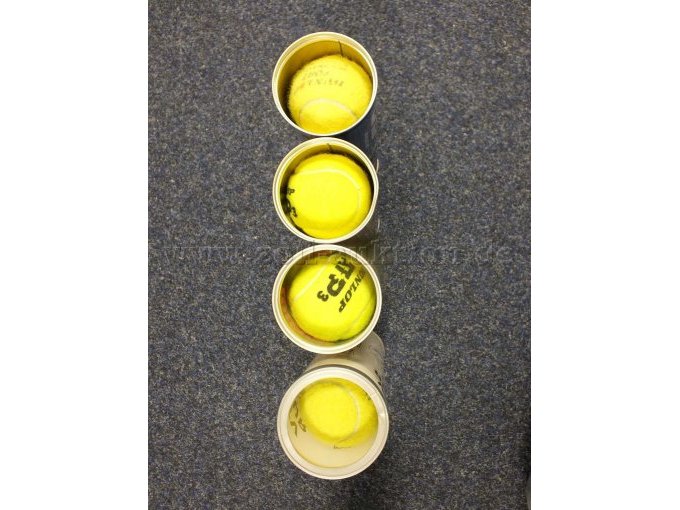 Detailansicht der bespielten Tennisbälle mit unterschiedlicher Farbgebung in der Umverpackung