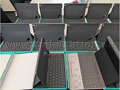 Ausgepackte und aufgestellte Slim Folio Tastaturen