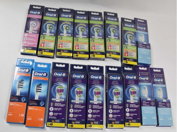 17 Packungen „Braun“ Aufsteckbürsten Oral-B, darunter die Modelle Cross Action, TriZone und Pulsonic.