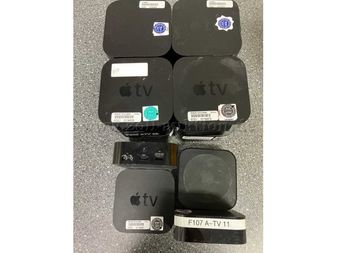 Ansicht mehrerer Apple-TV von Oben. Sichtbar ist die Oberseite, Untersteite, Rückseite und Vorderseite.