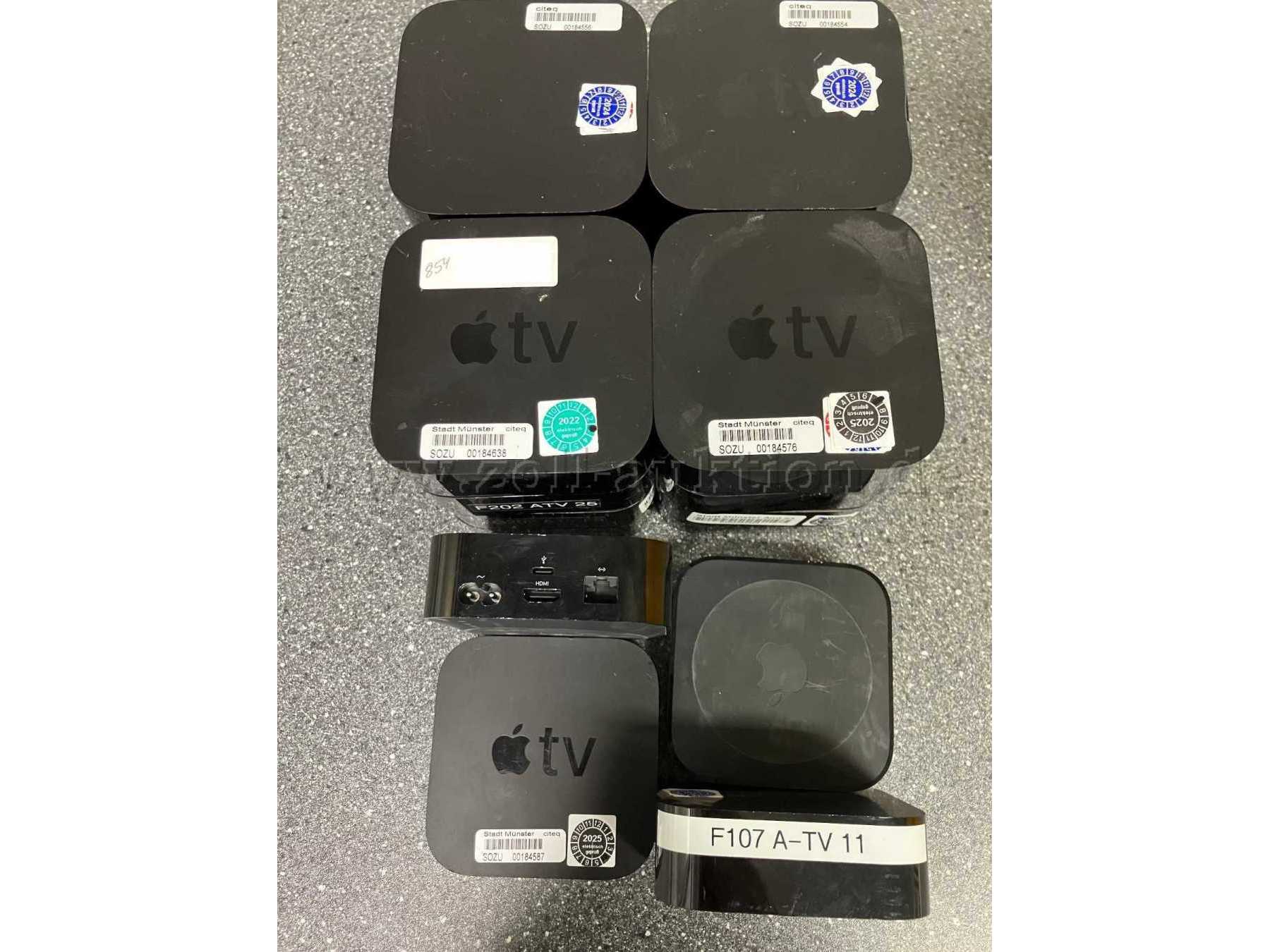 Ansicht mehrerer Apple-TV von Oben. Sichtbar ist die Oberseite, Untersteite, Rückseite und Vorderseite.