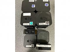 Ansicht mehrerer Apple-TV von Oben. Sichtbar ist die Oberseite, Untersteite, Rückseite und Vorderseite.