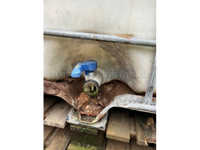 IBC 1000 Liter Container Ansicht Auslauf mit Korrosion