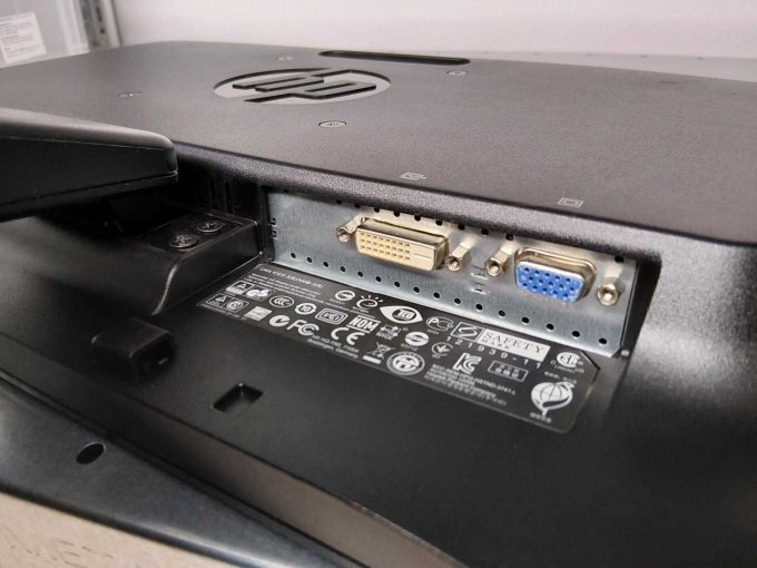 HP TFT Monitor P221 
Ansicht Anschlüsse
Bild beispielhaft