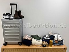 Übersicht Konvolut: Rollkoffer von Porsche Design, Damen-Sneaker, Herren-Schuhe, Damenbekleidung, Haushalts- und Fan-Artikel, Eau de Toilette, zwei Paar Herren-Sneaker, Unisex-Bekleidung, Handschuhe
