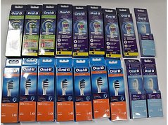 18 Packungen „Braun“ Aufsteckbürsten Oral-B, darunter die Modelle CrossAction, TriZone und Pulsonic.