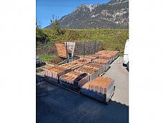 Dachplatten auf 18 Stück Europaletten