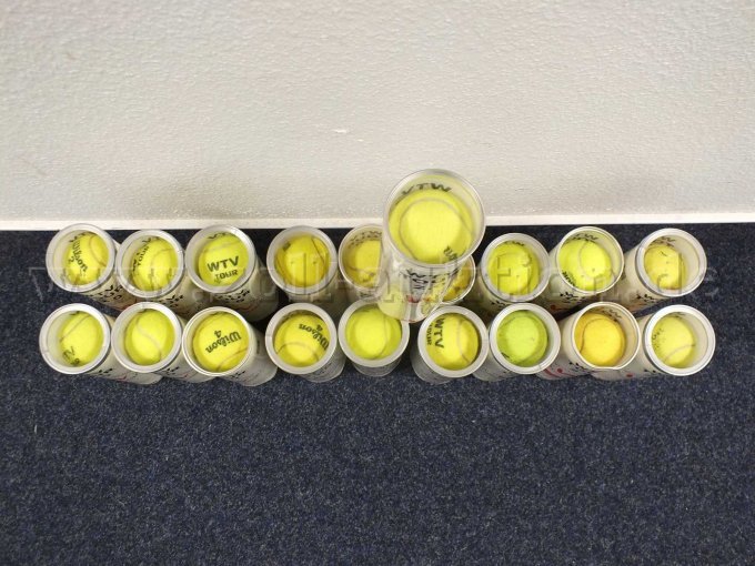 Ansicht der 19 Dosen Tennisbälle (je 4 Bälle), bespielt von oben