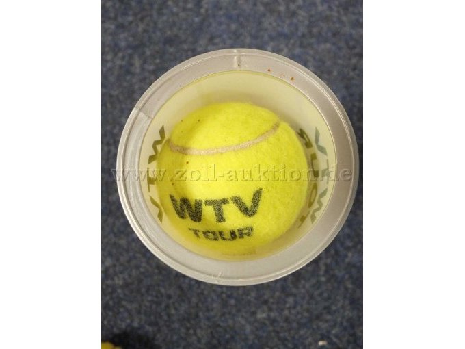Aufnahme der Verpackung von oben mit Tennisball