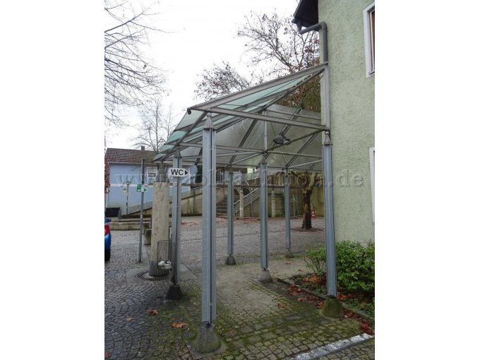 Überdachung Eingang östlich