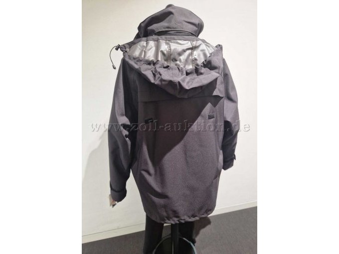 Rückansicht mit Kapuze