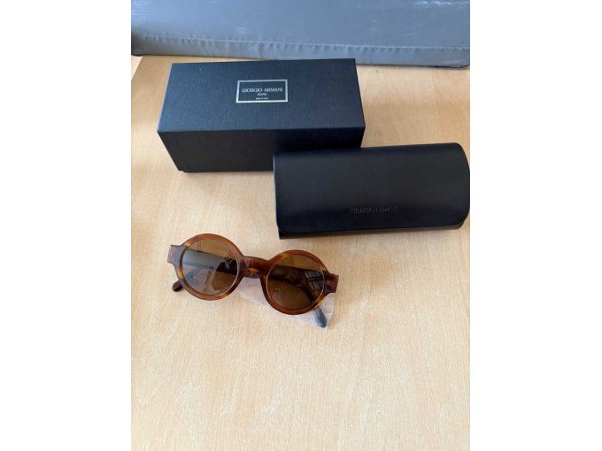 Sonnenbrille und Verpackung