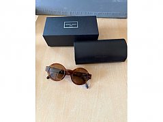 Sonnenbrille und Verpackung