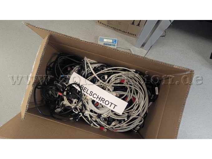 3. Kiste ca. 15,55 Kg (mit Kiste) Hauptsächlich LAN-kabel und Kaltgeräte Kabel