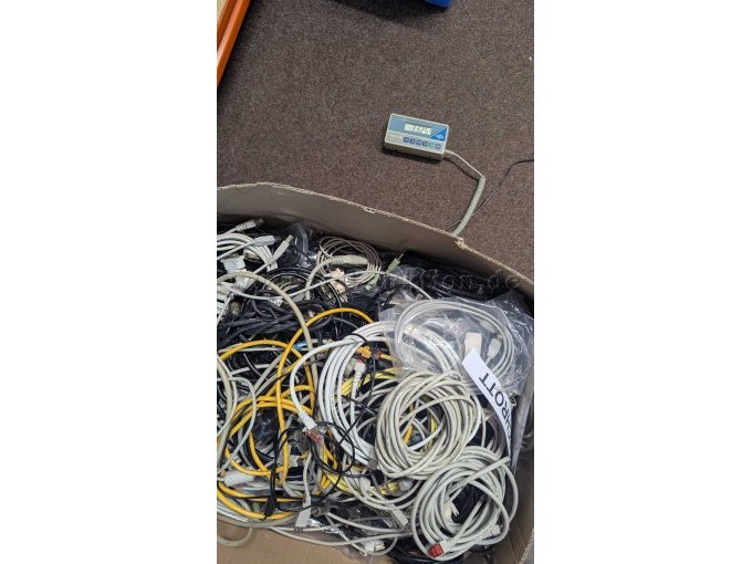 9. Kiste ca. 33,25 Kg (mit Kiste) Hauptsächlich LAN und USB-Druckerkabel