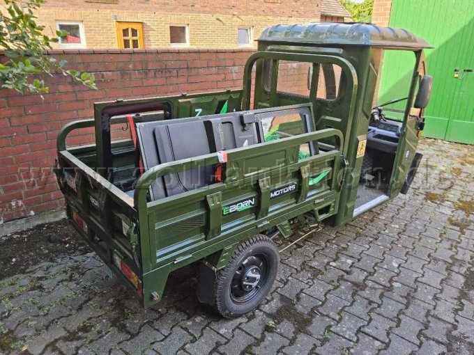 Fahrzeug diagonal hinten rechts Ladefläche mit Türen lose