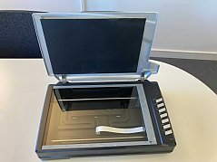 Aufgeklappter Scanner