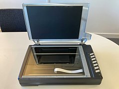 Aufgeklappter Scanner