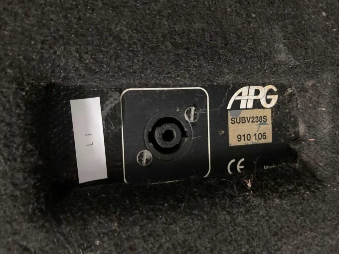 Anschluss an der Linken Seite Sub
(links innen)