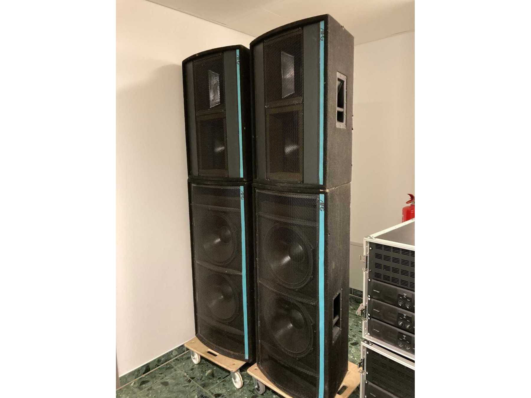 Boxen linke Seite schräge Ansicht