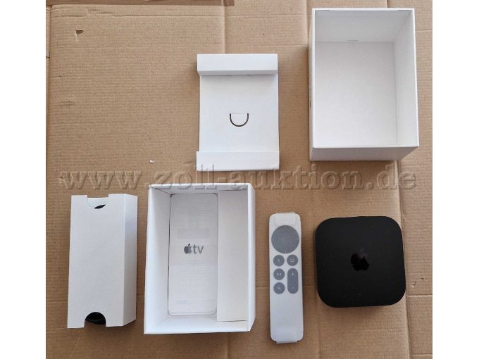 Apple TV 4K mit Verpackung und Zubehör.