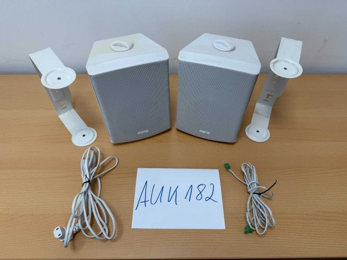APart SDQ5P Aktiv Lautsprechersystem Weiß mit Halterung und Kabeln