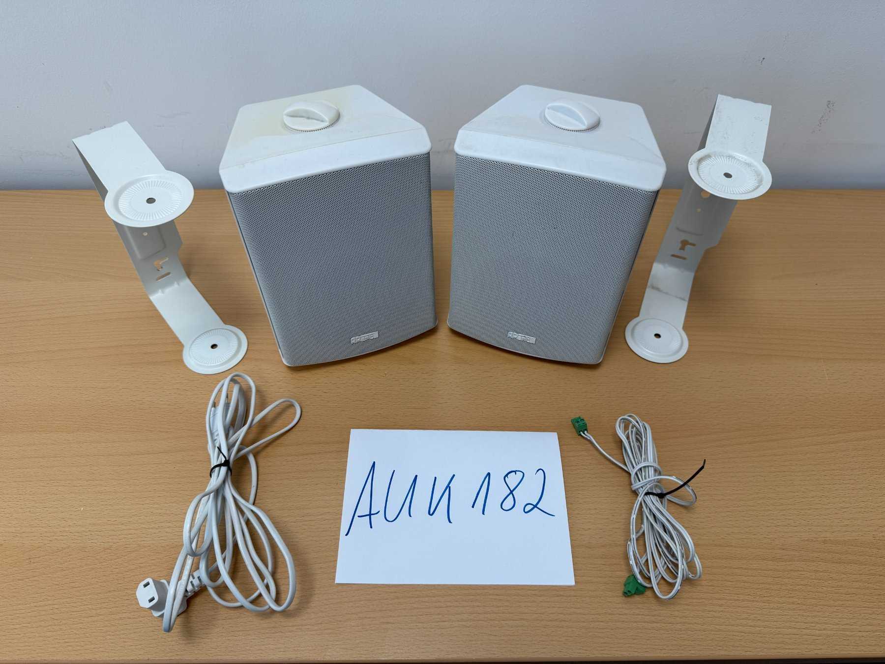 APart SDQ5P Aktiv Lautsprechersystem Weiß mit Halterung und Kabeln