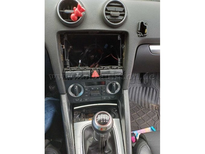 Audi A3 - Mittelkonsole mit fehlendem Radio oder Navi