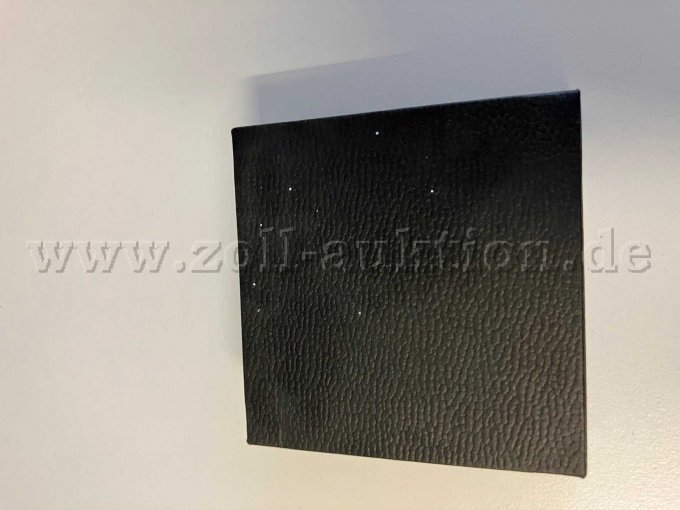 Case mit kleinen Farbspritzern